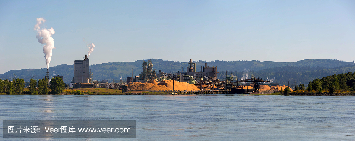 纸浆和造纸厂沿哥伦比亚河在朗维尤西瓦全景